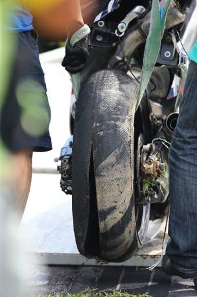La posteriore della Ducati di Baz, esplosa in rettilineo durante i test in Malesia. Milagro